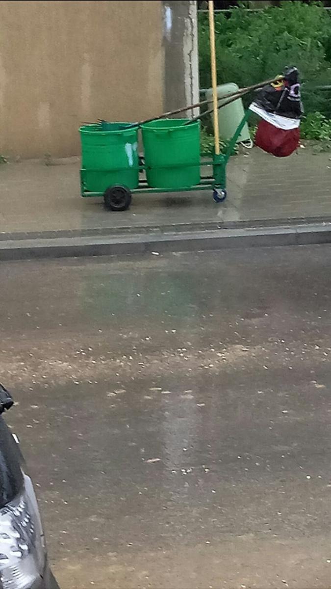 מנקה בגשם, הבוקר (צילום: שלום פיניה)